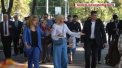 Bascanul Gagauziei si-a facut aparitia astazi la Festivalul Etniilor insotita de paza de corp. Cat s-a deplasat prin multime, alaturi de ea s-au aflat cativa barbati echipati, care o supravegheau - VIDEO