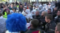 Au fost proteste la Salonul Auto de la Frankfurt. Acolo s-au adunat sute de  persoane, care militeaza pentru protectia mediului, si au blocat intrarea in cladirea unde se desfasura evenimentul - VIDEO