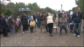 Un protest ca o sezatoare. Mai multi locuitori din satul Grigarauca si-au pus scaunele in mijlocul drumului si s-au asezat pe ele, blocand in felul acesta soseaua Soroca-Otaci. Oamenii cer in felul acesta ca drumul sa fie reparat si spun ca s-au saturat sa mai inghita praful ridicat de camioane - VIDEO