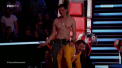 Spectacol a fost aseara la Vocea Romaniei nu doar pe scena, ci si pe scaunele juratilor. Provocat de un concurent, Tudor Chirila a ramas doar in lenjerie - VIDEO