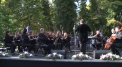 Parcul central s-a transformat astazi intr-o sala de concert. Oamenii s-au tot apropiat, s-au asezat pe banci si au savurat cele mai vestite compozitii clasice - VIDEO