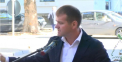 O gramada de crengi si o gura de canalizare descoperita - decorul pe care l-a ales Valeriu Munteanu ca sa-si spuna prioritatile electorale: "Pentru salubritate municipalitatea cheltuie anual 7 milioane de euro, dar curatenie nu este"
