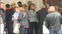 Dulce-i vinul, s-a cantat astazi in centrul capitalei. Sute de oameni au savurat din aromele bauturii traditionale moldovenesti. Vinul a fost combinat cu placinte si frigarui, care, insa, i-a cam scurs de bani pe vizitatori. Chiar si asa, toasturile au fost la ordinea zilei: „Sa ne ridice pensia” - VIDEO