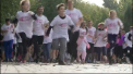 Un maraton de caritate a adunat multa lume in parcul Valea Morilor din capitala. Dornici sa faca o fapta buna, oamenii au alergat cinci kilometri in sustinerea femeilor diagnosticate cu cancer mamar. Unele participante si-au donat cosita din care se vor face peruci - VIDEO