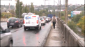 Una dintre benzile de pe podul de pe strada Ismail va fi ingustata, incepand cu saptamana viitoare. Autoritatile spun ca acest lucru se face pentru a putea fi intariti pilonii pe care se tine. Desi constructia are nevoie de reparatie integrala, responsabilii afirma ca nu sunt bani - VIDEO