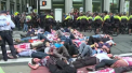Proteste pentru clima in mai multe orase. Activistii din New York, intinsi pe jos cu vopsea rosie