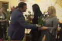 Stop cadru. Andrei Nastase si-a impartit florile cu care a fost intampinat la primarie femeilor care activeaza acolo: „Mie imi place frumosul, iar femeile fac parte din frumos” - FOTO