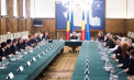 Guvernul din Romania a cazut. Executivul condus de premierul Viorica Dancila a fost demis, dupa ce motiunea de cenzura, inaintata de opozitie, a fost adoptata de Parlament. Unul dintre deputati a venit in carje, din spital, ca sa-si dea votul - VIDEO