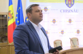 Desi a cerut sa fie suspendat din functia de primar, Andrei Nastase a fost astazi pe la primarie. Nastase a primit flori de la primarul interimar pe care le-a impartit apoi functionarelor, de rand cu o multime de promisiuni - VIDEO