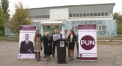 De la box, la fotbal. Deputatul-boxer Octavian Ticu, care vrea acum sa ajunga primarul capitalei, a jonglat cu mingea in fata jurnalistilor. In felul acesta el si-a facut promisiunile electorale legate de constructia unui complex sportiv in capitala - VIDEO