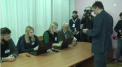 Rand pe rand, cei care ravnesc la fotoliul de primar al capitalei au mers sa-si dea votul astazi. Singuri ori la brat cu sotiile, acestia au pus stampilele pe buletinele de vot - VIDEO
