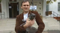 Scandal la o sectie de votare din capitala. Candidatul Vitalii Voznoi si-a luat motanul si sustinatorii si a mers sa voteze, iar pentru ca presa nu a ajuns, acesta a vrut sa fie filmat de un coleg. Reprezentantii biroului electoral nu i-au permis si l-au amenintat ca vor chema politia - VIDEO