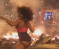 Tanara filmata in timp ce dansa provocator pe strazile incendiate, in Barcelona - VIDEO