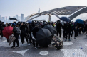 Proteste violente in Hong Kong. Politia trage cu gaze lacrimogene si mingi de cauciuc

