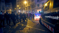 Cu scuturi si bastoane, politistii spanioli au intervenit in forta noaptea trecuta, pentru a-i opri pe protestatarii adunati in centrul Barcelonei. Oamenii au manifestat la sediul politiei