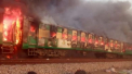 Imagini cu puternic impact emotional. Cel putin 65 de morti si peste 40 de raniti dupa ce un tren de pasageri a luat foc in Pakistan - FOTO/VIDEO