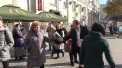 Momentul in care Andrei Nastase ii da un pliant electoral mamei lui Ion Ceban. Reactia acesteia - VIDEO