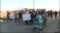 Protest la Sociteni. Localnicii nemultumiti de faptul ca unicul microbuz cu care se pot deplasa la Chisinau circula foarte rar sau se abate de la traseu, au mers in fata primariei din localitate cu pancarte in maini si au cerut sa li se rezolve problema - VIDEO