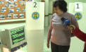 Doar patru dintre cele 307 sectii de votare din Chisinau sunt dotate cu rampe pentru persoanele cu dizabilitati din capitala. Ca sa iasa din incurcatura, nevazatorii isi iau insotitori care sa puna stampila in locul lor, iar cei in scaune cu rotile – apeleaza la ajutorul trecatorilor ca sa urce scarile - VIDEO