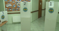 Ziua tacerii nu este nici pe departe silentioasa in sectiile de votare. Birourile unde maine se va da votul decisiv au fost curatate si amenajate. Iar un local din capitala, este decorat in culorile drapelului si incarcat cu urne si cabine electorale - VIDEO