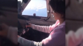 O tanara s-a filmat in timp ce pilota un avion de pasageri, fara sa aiba licenta de zbor - VIDEO