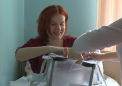 Mai multe viitoare sau proaspete mamici care se afla la Institutul Mamei si Copilului din capitala au solicitat urna mobila. Toate au pus buletinele in urna cu acelasi gand: un viitor mai bun pentru copiii lor - VIDEO