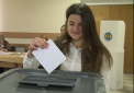 O tanara care acum cinci zile a atins majoratul, a mers astazi sa aleaga primarul capitalei. Spune ca si-a dat votul pentru un candidat care sa elibereze orasul de ambuteiaje, sa-l inverzeasca si sa-l transforme intr-o capitala europeana - VIDEO