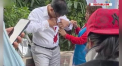 Un deputat a fost injunghiat in plina strada de un tanar la Hong Kong. Faptasul, care a pretins ca este sustinatorul acestuia, s-a apropiat de parlamentar cu un buchet de flori, iar dupa ce i l-a dat, a scos un cutit din geanta si l-a atacat - VIDEO