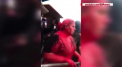Clipe de cosmar pentru o primarita din Bolivia. Femeia a fost stropita cu vopsea si tunsa cu forta de un grup de protestatari mascati - VIDEO