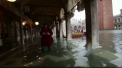 Venetia a fost inundata complet. Ce au facut turistii ca apa sa nu le intre in bagaje