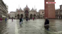Ploile torentiale fac prapad in Venetia. Sunt inundate strazi, magazine, case si muzee. In timp ce localnicii asteapta interventia salvatorilor, turistilor nu le ramane decat sa se ascunda in hotele - VIDEO