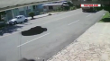 A ajuns cu autoturismul intr-un crater aparut din senin in asfalt. I s-a intamplat unei soferite din Brazilia - VIDEO