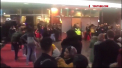Cinci adolescenti britanici au fost arestati dupa ce au ranit sapte politisti. Acestia i-au atacat intr-un cinematograf cu niste cutite folosite la taiatul trestiei de zahar - VIDEO