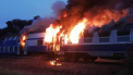 Un tren cu 100 de calatori a luat foc intr-o localitate din Romania - GALERIE FOTO