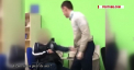 Un profesor si un elev s-au luat la bataie, pentru ca baiatul intarziase la ore. Niciunul dintre ei nu a vrut sa cedeze, asa ca si-au impartit pumni, fiind filmati de ceilalti elevi din clasa - VIDEO