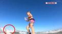 Un baiat de noua ani a scapat ca prin minune,  dupa ce un rechin i-a atins placa de surf si l-a dat jos. Incidentul s-a petrecut in Florida, Statele Unite - VIDEO