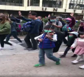 Zeci de mii de persoane au marsaluit la Hong Kong pentru respectarea drepturilor omului. Protestatarii s-au imbracat in negru si au scandat pentru sustinerea democratiei - VIDEO