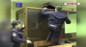 A incercat sa fuga chiar din sala de judecata. Un tanar din Rusia, acuzat ca si-a ucis sora, a profitat de cateva clipe de neatentie a politistilor si a patruns in sistemul de ventilare - VIDEO