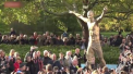 Fanii suedezi continua sa-si arate nemultumirea fata de Zlatan Ibrahimovic. Ei au incercat sa taie cu fierastraul picioarele statuii celebrului fotbalist - VIDEO