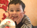 Gabriel Leu din Horesti, care a fost operat la inima datorita mobilizarii oamenilor, acum se poate bucura de fiecare zi pe care o traieste. Joaca fotbal, isi repara colectia de masini si e de mare ajutor mamei - VIDEO