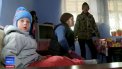 Mos Craciun a ajuns mai devreme in acest an la Sandu, Madalina si Adriana. Dupa ce istoria copiilor parasiti de parinti si crescuti de bunici a ajuns cunoscuta unei tari intregi, casa li s-a umplut de daruri - VIDEO