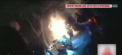 Cateva echipaje de politisti din Statele Unite au avut o misiune contracronometru. Ei au scos un barbat dintr-o masina care ardea ca o torta - VIDEO