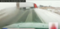 Scene ca in filme au fost surprinse pe o autostrada din Statele Unite. Un politist a reusit sa treaca ca prin minune cu masina in fata unui camion inainte ca acesta sa se rastoarne - VIDEO