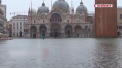 Dupa ce luna trecuta Venetia a fost inghitita de puhoaie, orasul a fost inundat din nou. In prag de Craciun, cunoscuta piata San Marco este acoperita de apa - VIDEO