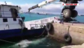 Momentul in care o cisterna cu doua mii de litri de petrol cade in mare. Asta dupa ce camionul cu macara, care transporta rezervorul, s-a rasturnat - VIDEO