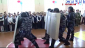 Demonstratii cu mascati pentru elevi.  Asemenea manifestatii au devenit virale in Rusia si au provocat un adevarat scandal - VIDEO