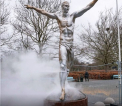 Statuia lui Zlatan Ibrahimovic, vandalizata pentru a treia oara. I-au taiat nasul si acum arata ca Voldemort din filmul Harry Potter - VIDEO