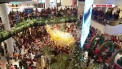 Intr-un mall din Australia, oamenii au uitat de sarbatoarea sfanta si s-au calcat in picioare pentru a prinde reduceri de Craciun - VIDEO