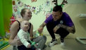 In ajunul Craciunului, fotbalistii au dat mingea deoparte si i-au bucurat pe micii fani. Jucatorii de la Manchester City au mers in vizita la un spital din oras. Iar fotbalistii lui Liverpool le-au facut o surpriza unor copii aflati la un interviu - VIDEO