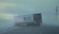 Un echipaj de politie a fost la un pas sa fie zdrobit de un tir in Statele Unite. Vehiculul a fost scapat de sub control pe o sosea acoperita de polei 
